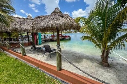 Casa en venta en Hialeah, Florida, 4 dormitorios, 223.99 m2 № 1761822 - foto 26