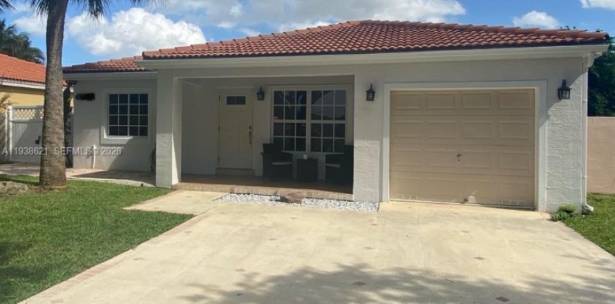 House in Miami, Florida 3 bedrooms, 114.46 sq.m. № 1996050