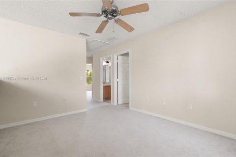 Villa ou maison à vendre à Kissimmee, Floride: 5 chambres № 1862376 - photo 4