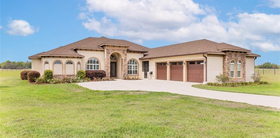 House in Eustis, Florida 4 bedrooms, 355.82 sq.m. № 1894061