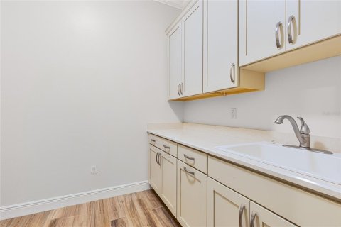 House in Eustis, Florida 4 bedrooms, 355.82 sq.m. № 1894061 - photo 20