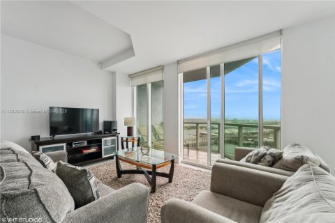Condo in Miami, Florida, 2 bedrooms  № 1938800 - photo 5