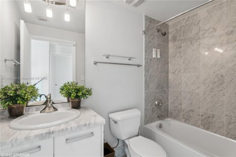 Condo in Miami, Florida, 2 bedrooms  № 1938800 - photo 14