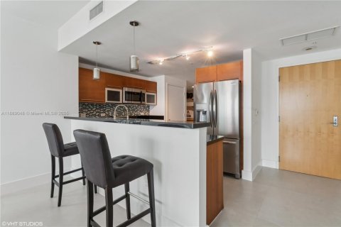 Condo in Miami, Florida, 2 bedrooms  № 1938800 - photo 8