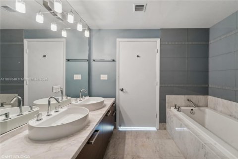 Condo in Miami, Florida, 2 bedrooms  № 1938800 - photo 21