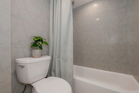 Condominio en venta en Miami Beach, Florida, 1 dormitorio, 93.83 m2 № 2007729 - foto 21