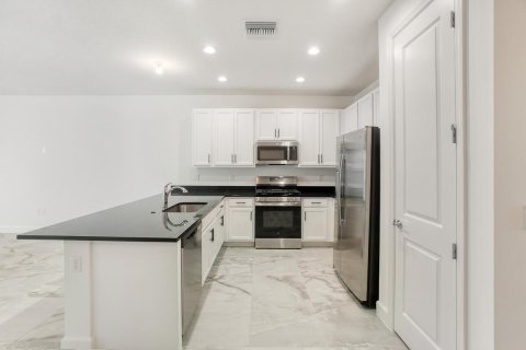 Townhouse in Port St. Lucie, Florida 2 bedrooms, 120.12 sq.m. № 2085310 - photo 12