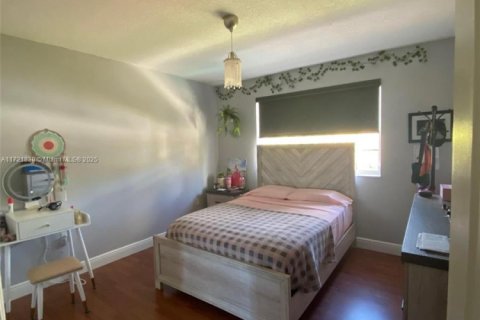 Casa en venta en Miami, Florida, 5 dormitorios, 235.23 m2 № 1728711 - foto 13
