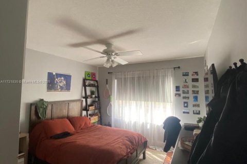 Casa en venta en Miami, Florida, 5 dormitorios, 235.23 m2 № 1728711 - foto 3