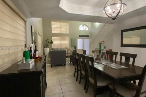 Casa en venta en Miami, Florida, 5 dormitorios, 235.23 m2 № 1728711 - foto 16