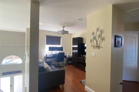 Casa en venta en Miami, Florida, 5 dormitorios, 235.23 m2 № 1728711 - foto 9