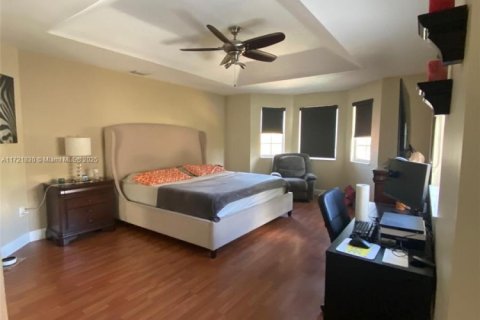 Casa en venta en Miami, Florida, 5 dormitorios, 235.23 m2 № 1728711 - foto 10
