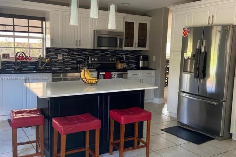 Casa en venta en Miami, Florida, 5 dormitorios, 235.23 m2 № 1728711 - foto 17
