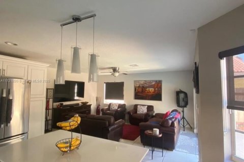 Casa en venta en Miami, Florida, 5 dormitorios, 235.23 m2 № 1728711 - foto 2