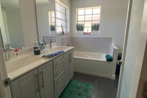 Casa en venta en Miami, Florida, 5 dormitorios, 235.23 m2 № 1728711 - foto 11