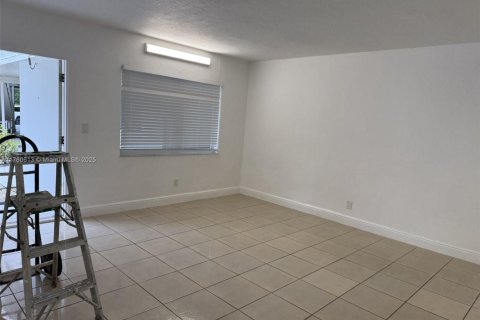 House in North Miami, Florida 1 bedroom, 65.03 sq.m. № 2013982 - photo 7