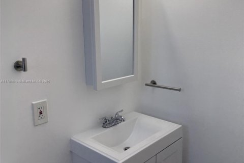 House in North Miami, Florida 1 bedroom, 65.03 sq.m. № 2013982 - photo 15