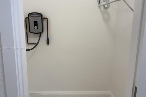 House in North Miami, Florida 1 bedroom, 65.03 sq.m. № 2013982 - photo 12