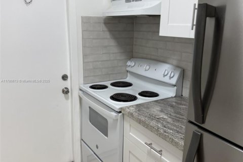 House in North Miami, Florida 1 bedroom, 65.03 sq.m. № 2013982 - photo 6