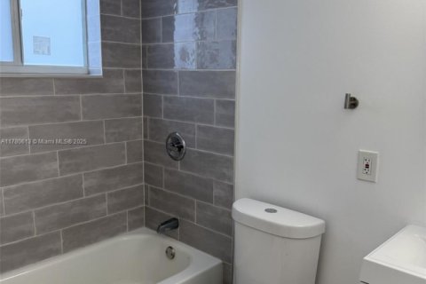House in North Miami, Florida 1 bedroom, 65.03 sq.m. № 2013982 - photo 14