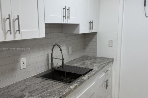 House in North Miami, Florida 1 bedroom, 65.03 sq.m. № 2013982 - photo 5