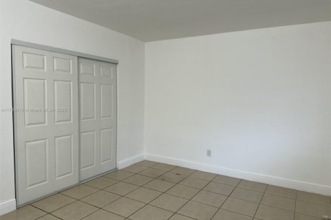 House in North Miami, Florida 1 bedroom, 65.03 sq.m. № 2013982 - photo 9
