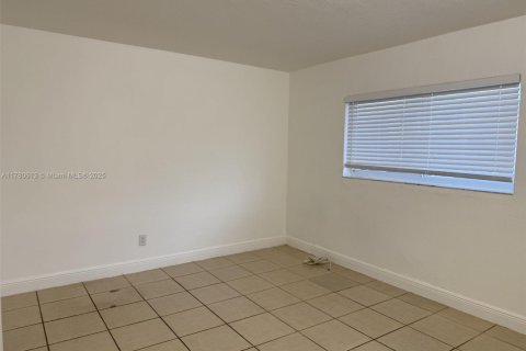House in North Miami, Florida 1 bedroom, 65.03 sq.m. № 2013982 - photo 8