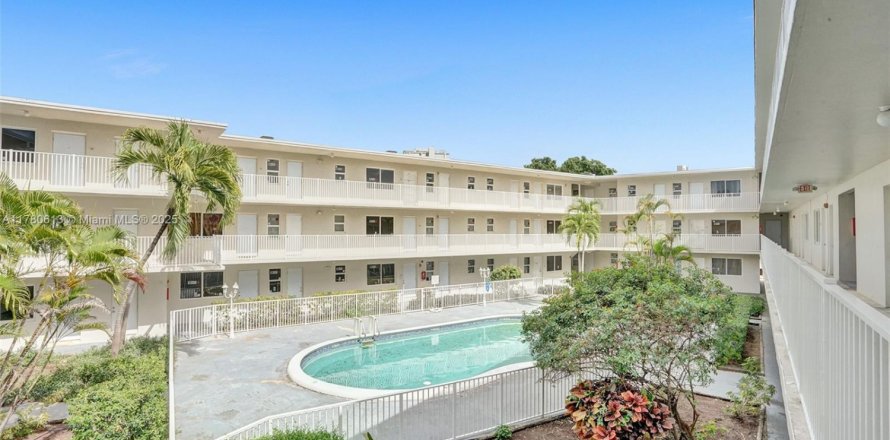 House in North Miami, Florida 1 bedroom, 65.03 sq.m. № 2013982