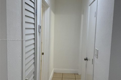 House in North Miami, Florida 1 bedroom, 65.03 sq.m. № 2013982 - photo 13