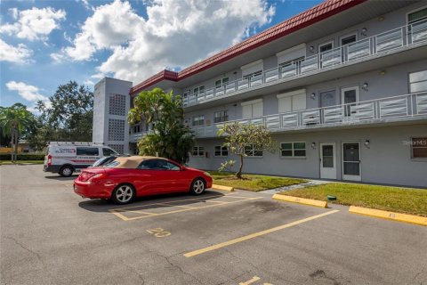 Condo in Saint Petersburg, Florida, 2 bedrooms № 2197543 - photo 2