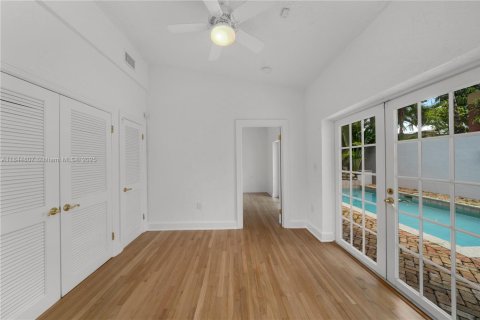 House in Miami, Florida 3 bedrooms, 204.38 sq.m. № 1840715 - photo 11