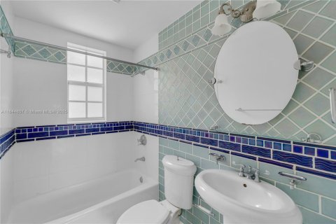 House in Miami, Florida 3 bedrooms, 204.38 sq.m. № 1840715 - photo 21