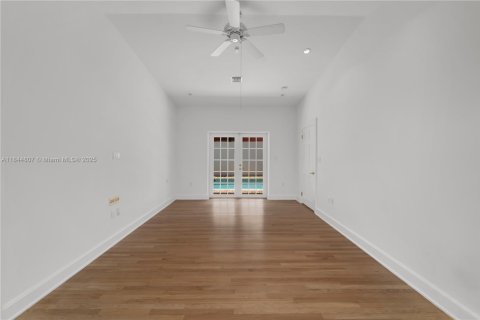 House in Miami, Florida 3 bedrooms, 204.38 sq.m. № 1840715 - photo 13