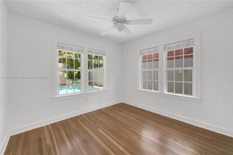House in Miami, Florida 3 bedrooms, 204.38 sq.m. № 1840715 - photo 18