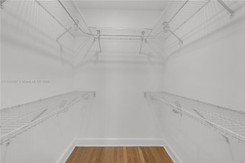 House in Miami, Florida 3 bedrooms, 204.38 sq.m. № 1840715 - photo 14