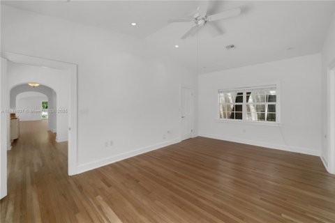 House in Miami, Florida 3 bedrooms, 204.38 sq.m. № 1840715 - photo 12