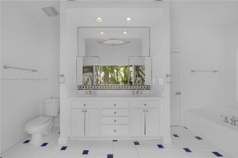 House in Miami, Florida 3 bedrooms, 204.38 sq.m. № 1840715 - photo 15
