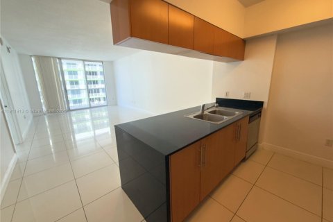 Condo in Miami, Florida, 1 bedroom № 1970365 - photo 3