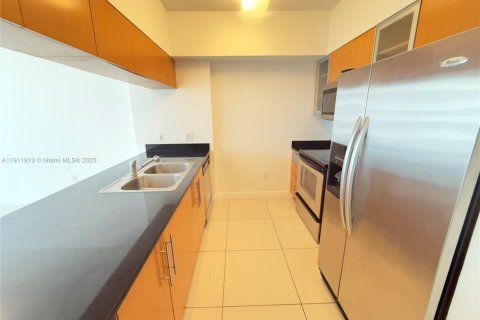Condo in Miami, Florida, 1 bedroom № 1970365 - photo 2