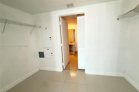 Condo in Miami, Florida, 1 bedroom № 1970365 - photo 14