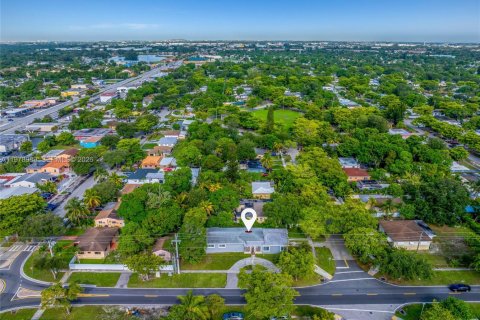 House in North Miami, Florida 4 bedrooms, 221.66 sq.m. № 2079225 - photo 4