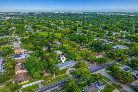 House in North Miami, Florida 4 bedrooms, 221.66 sq.m. № 2079225 - photo 6