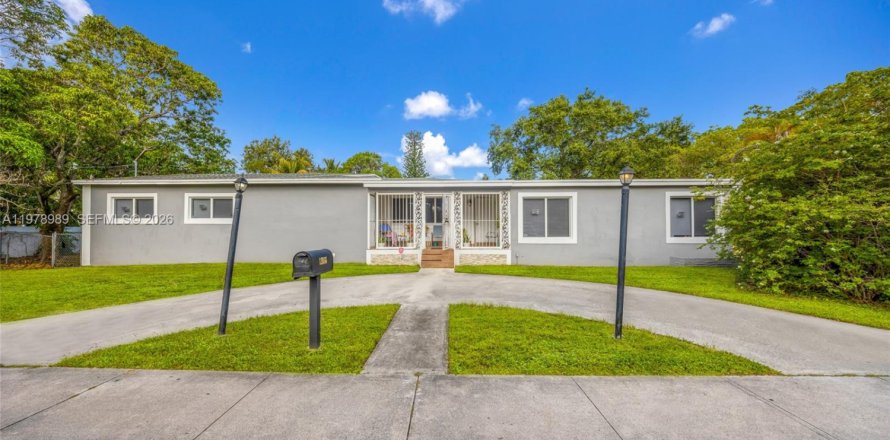 House in North Miami, Florida 4 bedrooms, 221.66 sq.m. № 2079225
