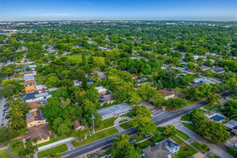 House in North Miami, Florida 4 bedrooms, 221.66 sq.m. № 2079225 - photo 7