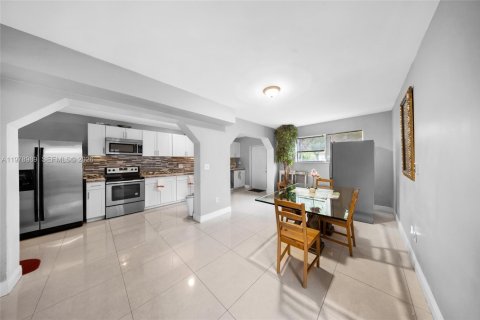 House in North Miami, Florida 4 bedrooms, 221.66 sq.m. № 2079225 - photo 29