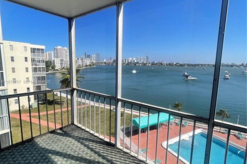 Condominio en alquiler en Aventura, Florida, 1 dormitorio, 71.35 m2 № 2031377 - foto 4