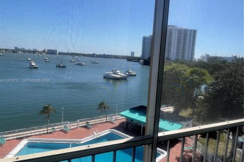 Condominio en alquiler en Aventura, Florida, 1 dormitorio, 71.35 m2 № 2031377 - foto 2