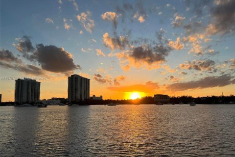 Кондоминиум с 1 спальней в Авентура, Флорида № 2031377