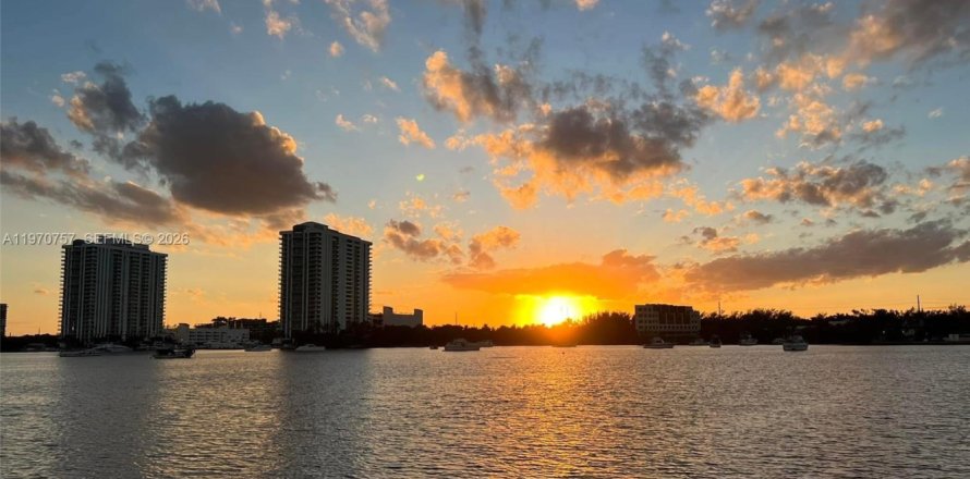 Condominio en Aventura, Florida, 1 dormitorio  № 2031377