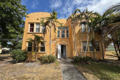 Commercial property in Lake Worth, Florida 276.48 sq.m. № 2031675 - photo 1